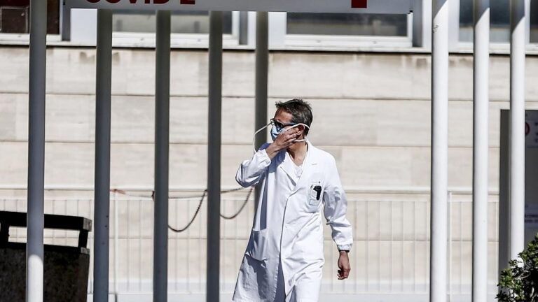 Ιταλός γιατρός με σημάδια στο πρόσωπο βγάζει σέλφι ύστερα από 13 ώρες στο νοσoκομείο -Η viral φωτό ξεπέρασε τα 250 χιλιάδες like