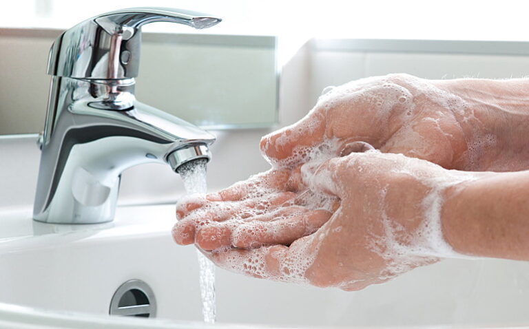 Κορωνοϊός -Ενας χημικός εξηγεί: Γιατί πρέπει να πλένουμε τα χέρια μας με σαπούνι