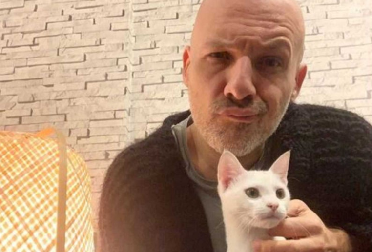 “Αποτρελάθηκε” ο Νίκος Μουτσινάς – Κάνει γυμναστική σπίτι του με την γάτα! (video)