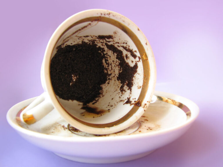 10 λόγοι για να μην πετάξεις τα κατακάθια από τον καφέ