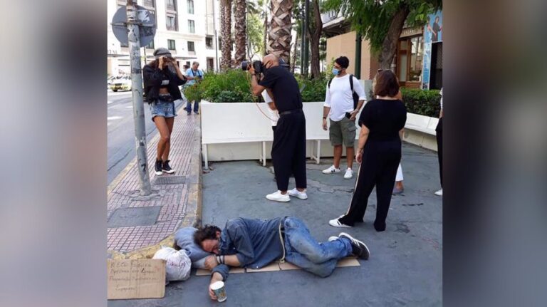 Δημήτρης Σκουλός: Σάλος με τη φωτογράφιση δίπλα σε άστεγο
