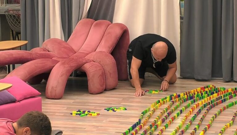 Big Brother: Σηκώθηκε από την πολυθρόνα ο αντιδήμαρχος για να παίξει με τα domino και το Twitter πήρε ΦΩΤΙΑ…!