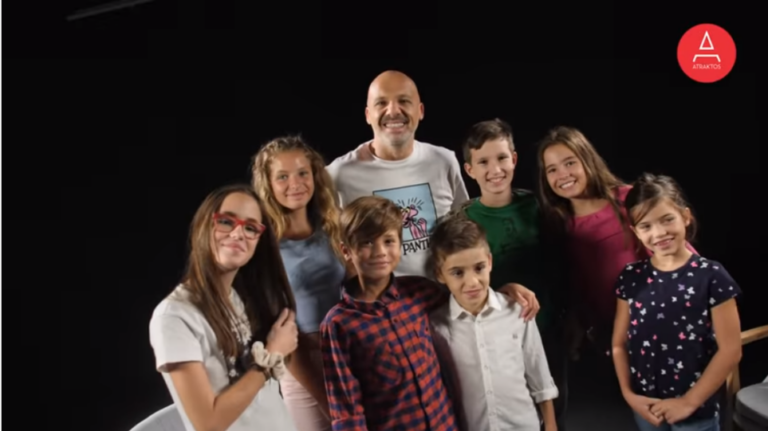 Νίκος Μουτσινάς: Όταν μικρά παιδιά του παίρνουν συνέντευξη -Τον έφεραν σε δύσκολη θέση; – Βίντεο