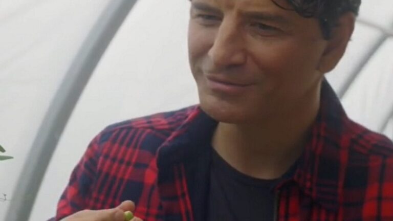 O Σάκης Ρουβάς μας δείχνει το θερμοκήπιό του – Δοκιμάζει τα φρούτα και τα λαχανικά του (video)