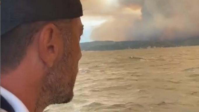 Ο Γιώργος Αγγελόπουλος στο Πευκί Ευβοίας. Πλάι στους πυρόπληκτους με το σκάφος του – Συγκλονιστικό βίντεο