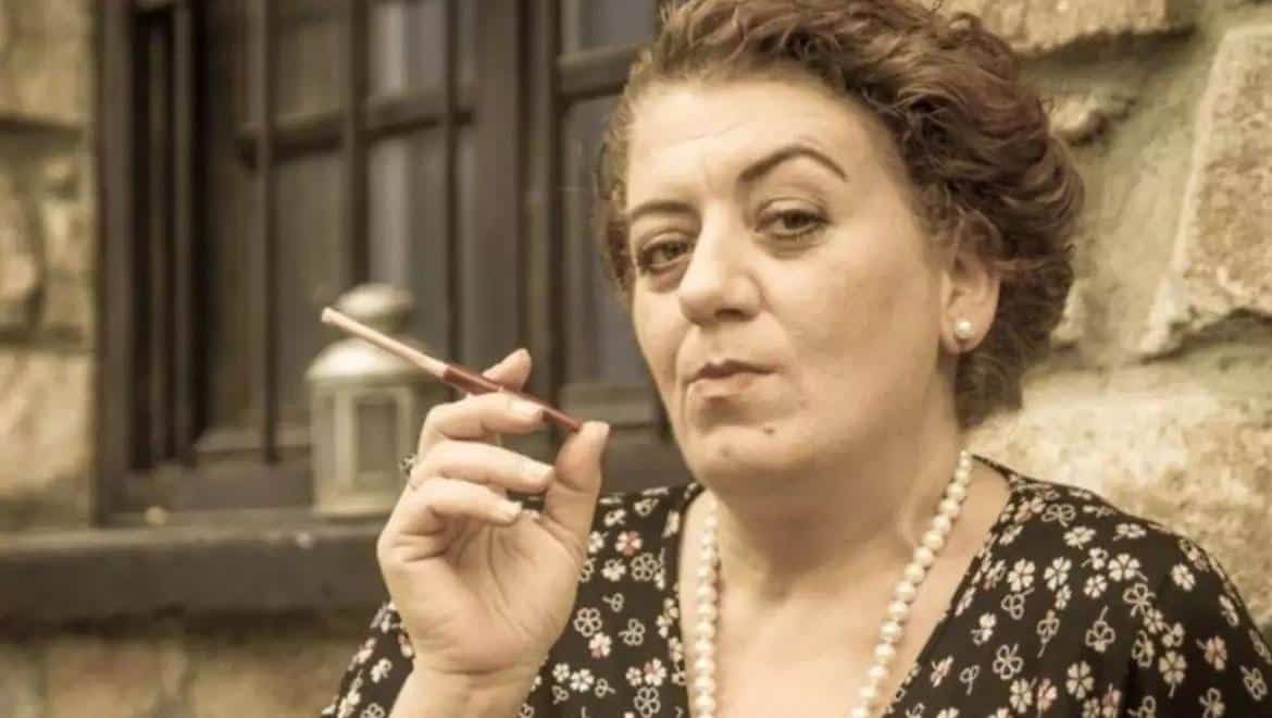 agries-melisses-i-myrsini-symmachei-me-akyla_1637485874 - DIAVASETO.GR